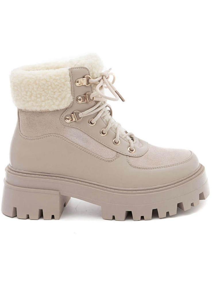 Boots Tracy
